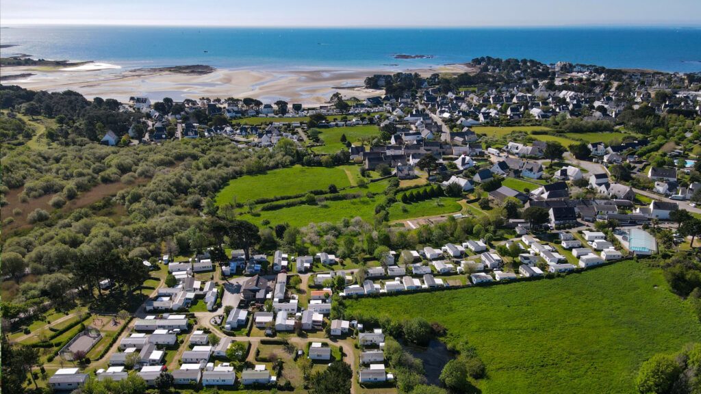 Vue aérienne du Camping Le Dolmen et ses environs