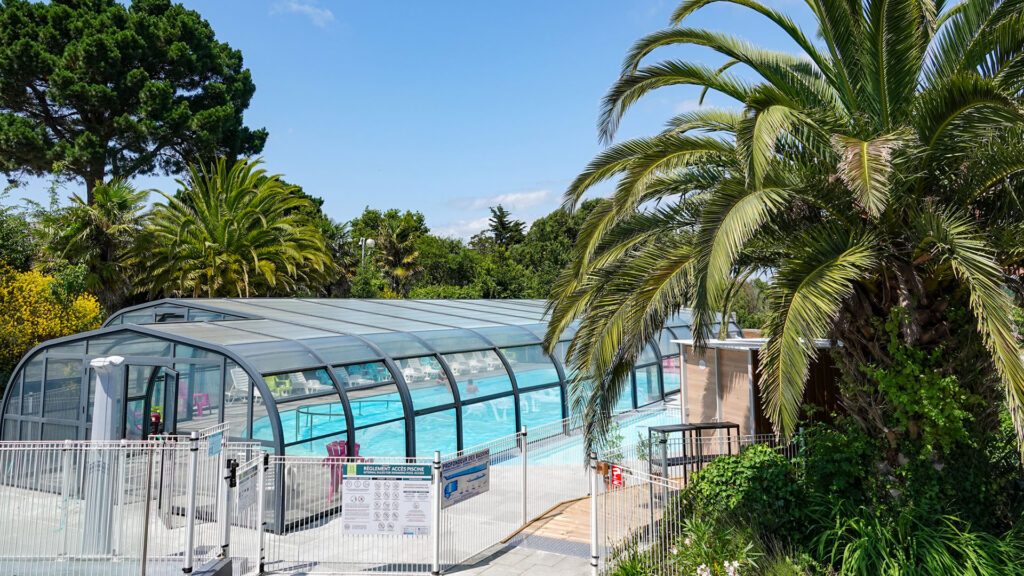 Espace piscine du Camping Le Dolmen