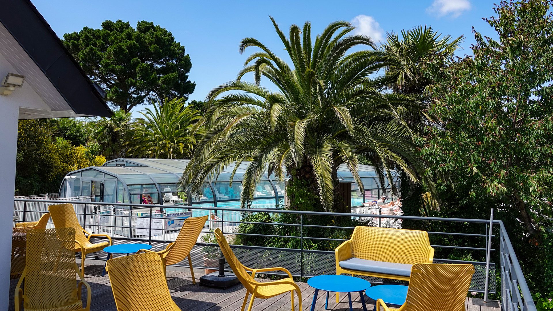 Terrasse du snack-bar au Camping Le Dolmen